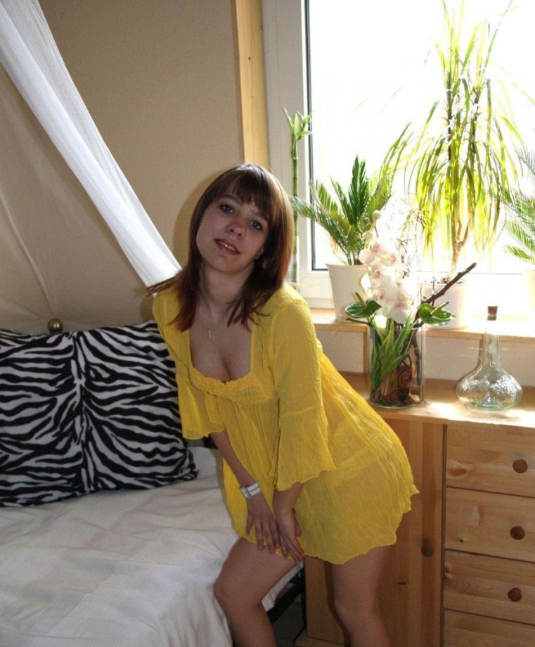 Cindy - amateur teen in yellow undies