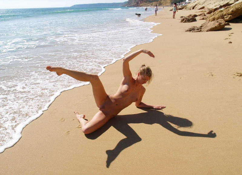 Pikotop - beauty amateur girl pose on the bech