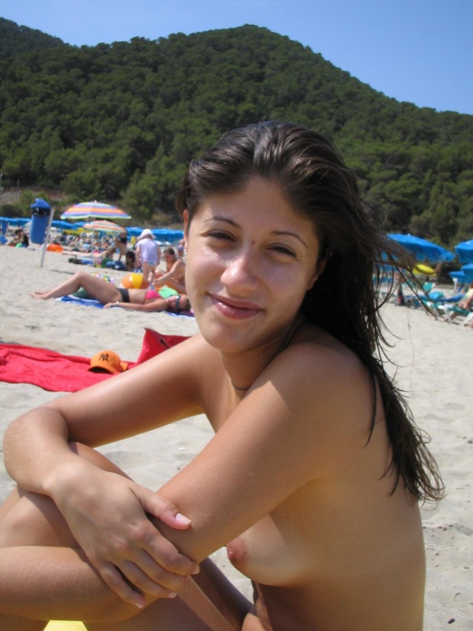 Julieta - amateur teen vacation beach pics