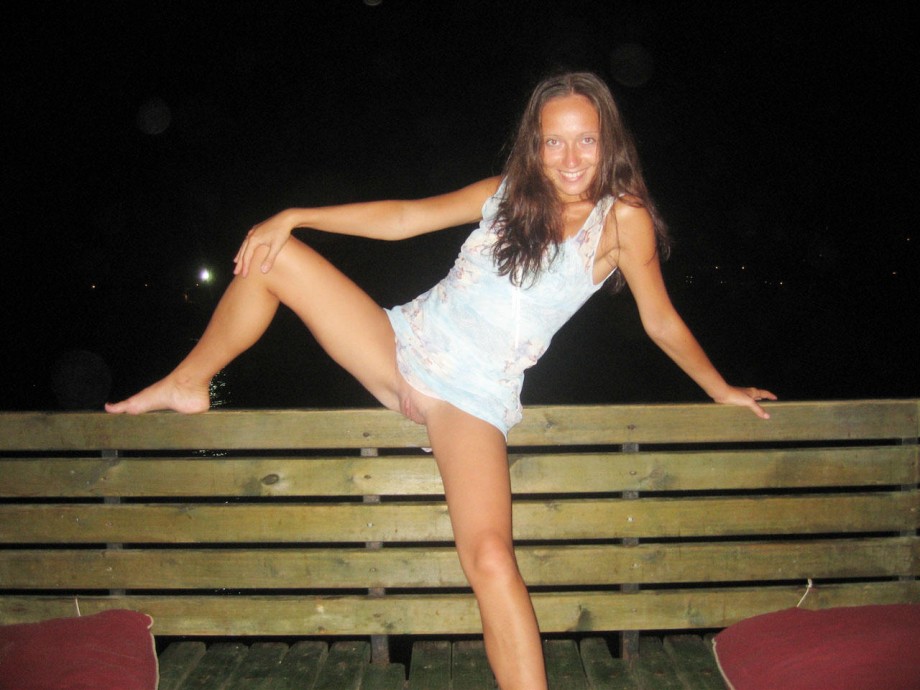 This amateur girl loves undressing in public