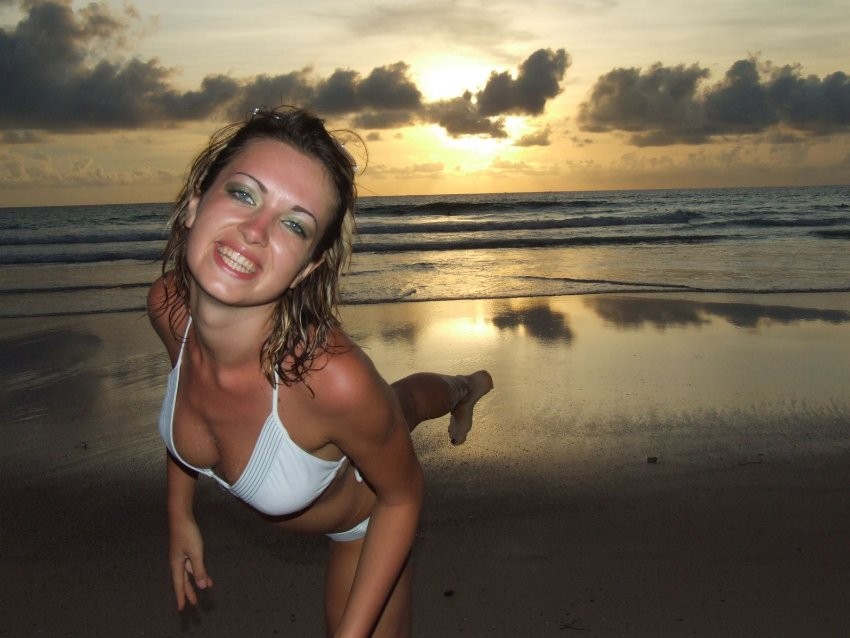 Beauty girl poses on beach