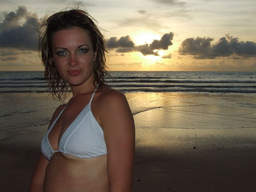 Beauty girl poses on beach