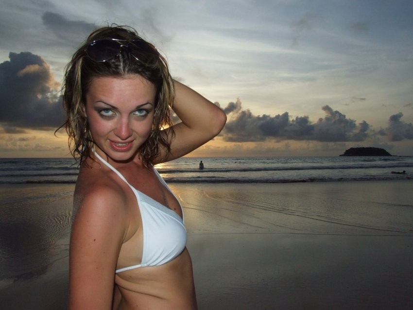 Beauty girl poses on beach