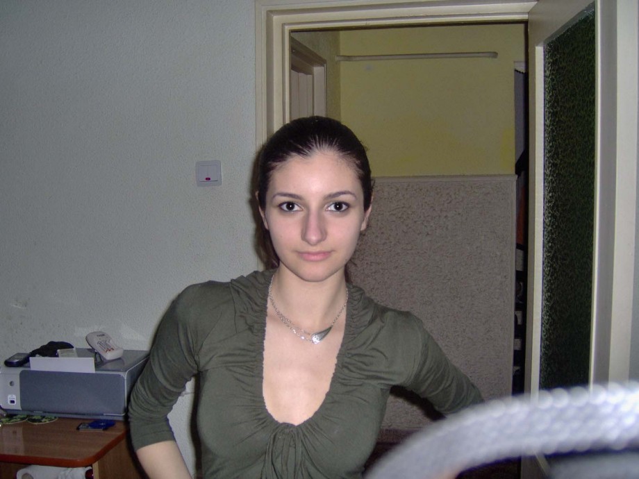 Pikotop - brunette amateur chick