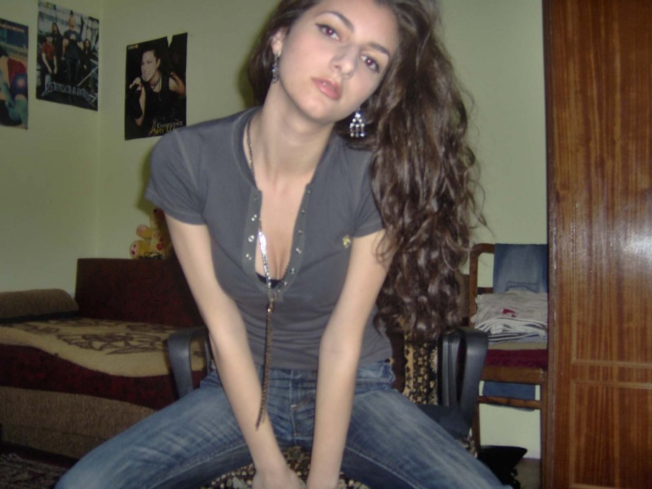 Pikotop - brunette amateur chick