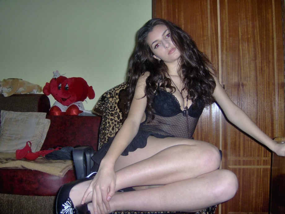 Pikotop - brunette amateur chick