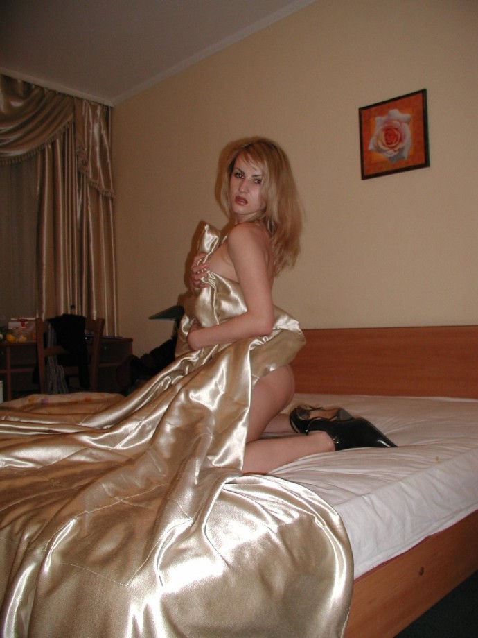 Russian amateur girl pose in hotel room