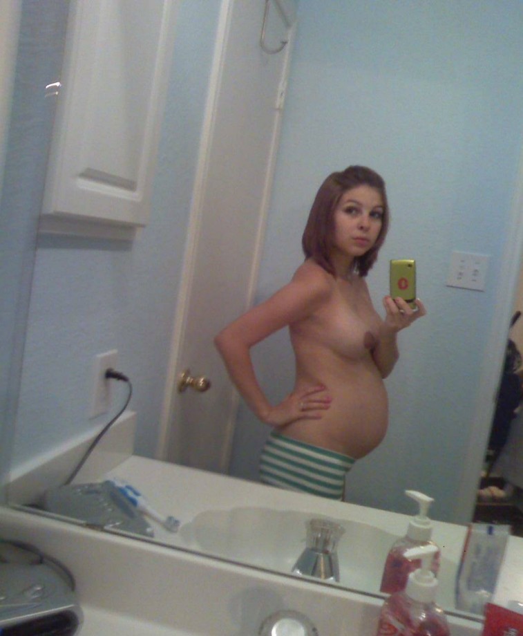 Amazing pregnant girl and her naked selfpics