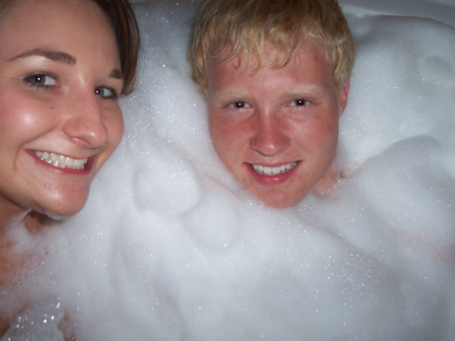 Couple fucking  in bathtube