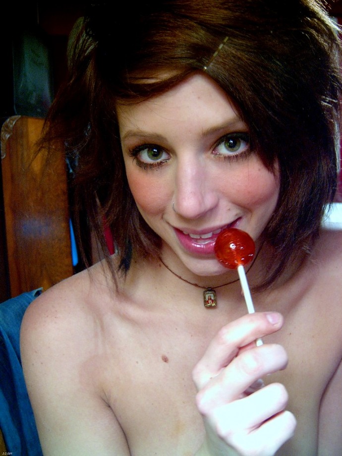 Selfshot - lillipop in pussy