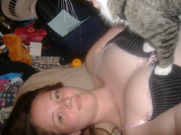 Girlfriend like things in he shaved pussy