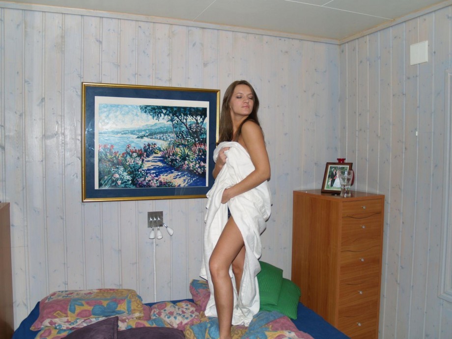Sexy amateur babe poses 14