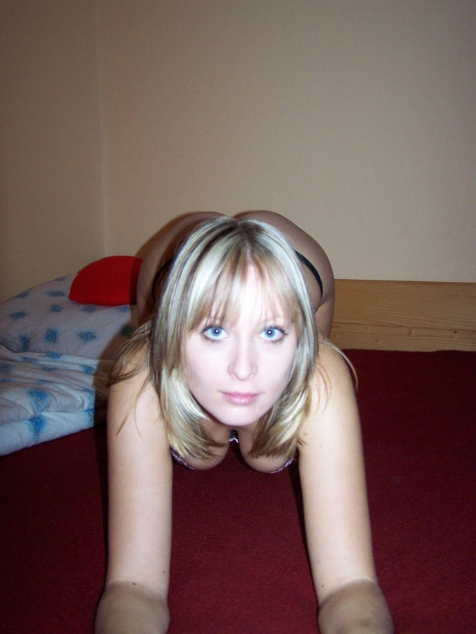 Naked blonde amateur babe 2