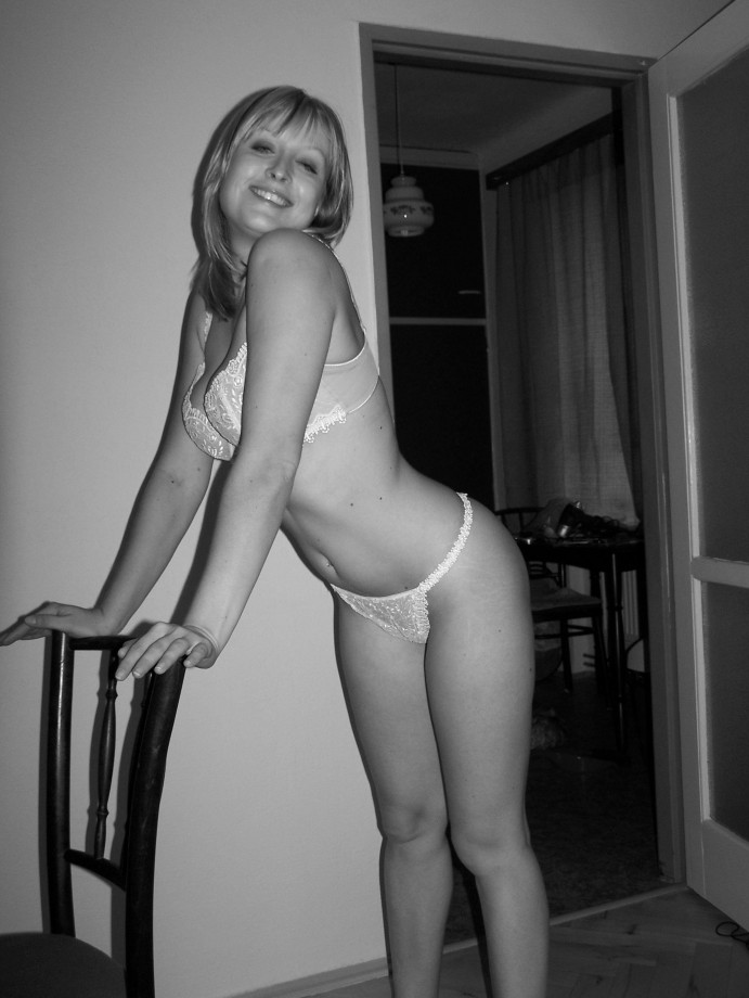 Naked blonde amateur babe 2