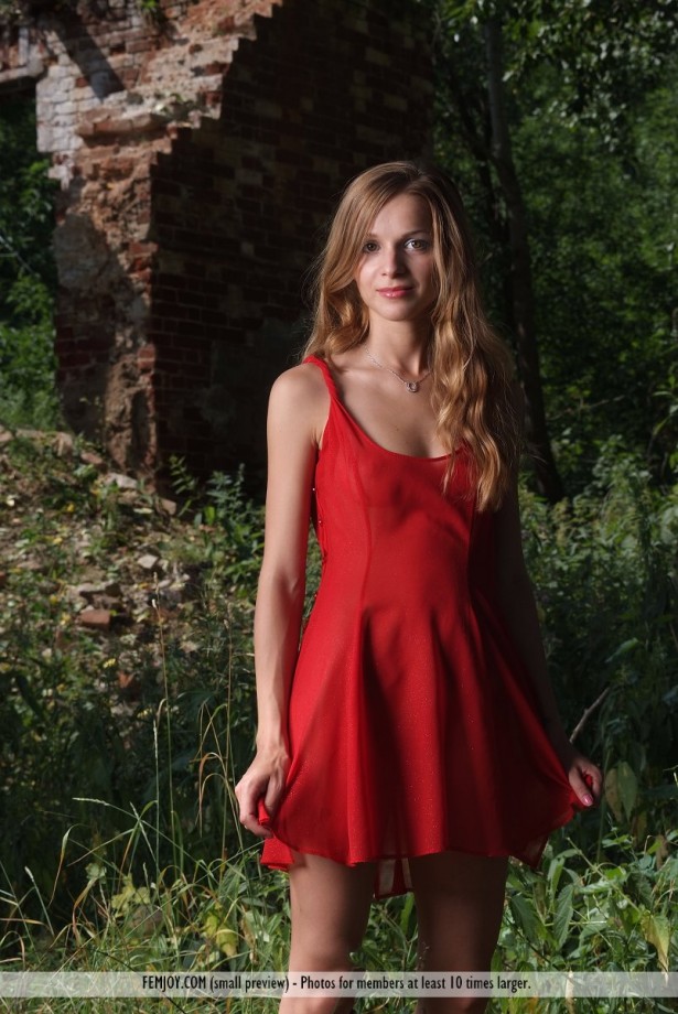 Conny - lady in red