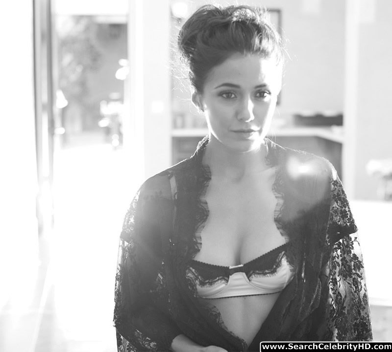 Emmanuelle chriqui's hotess for your viewing pleasure