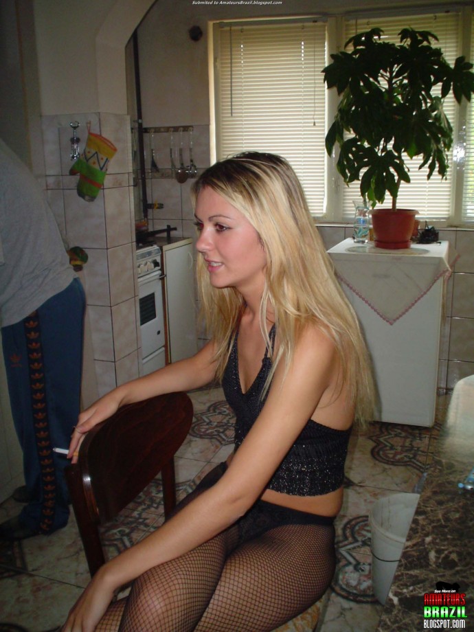Extremely gorgeous blonde teen naked!