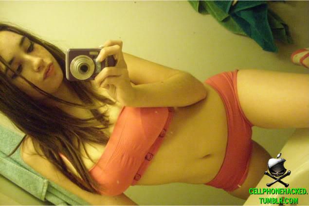 A busty teen bombshell took some sexy selfpics 