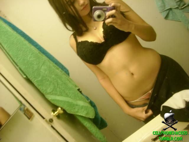 A busty teen bombshell took some sexy selfpics 