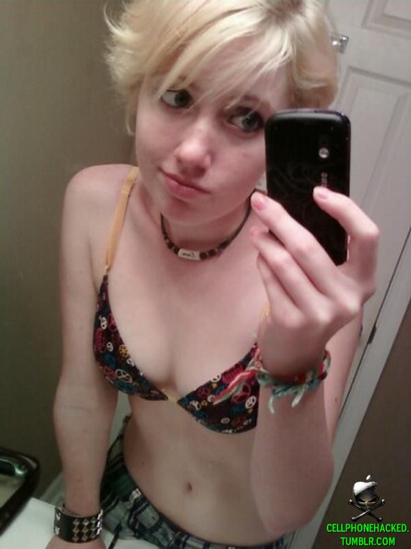 Horny emo teen girlfriend poses for some selfpics