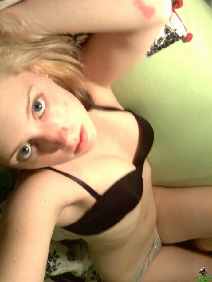 Horny emo teen girlfriend poses for some selfpics