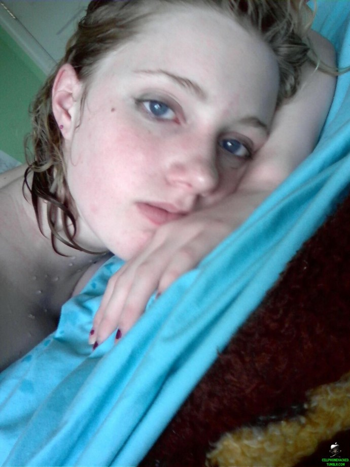 This horny emo teen girlfriend poses for some selfpics