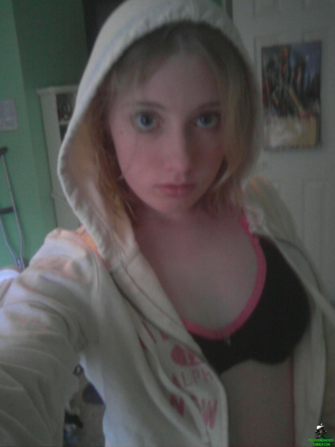 This horny emo teen girlfriend poses for some selfpics