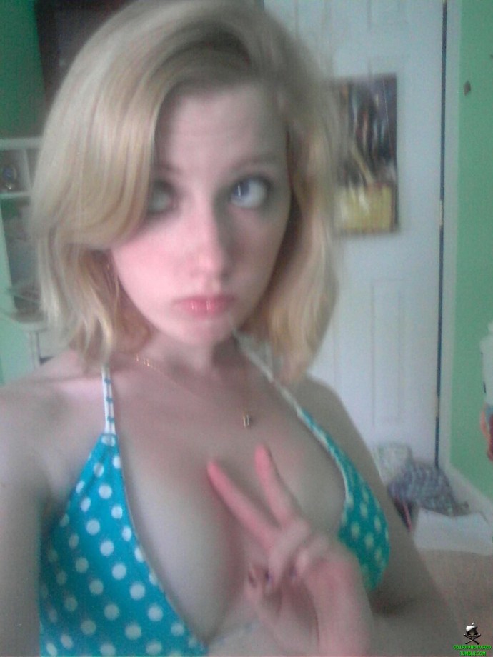 This horny emo teen girlfriend poses for some selfpics