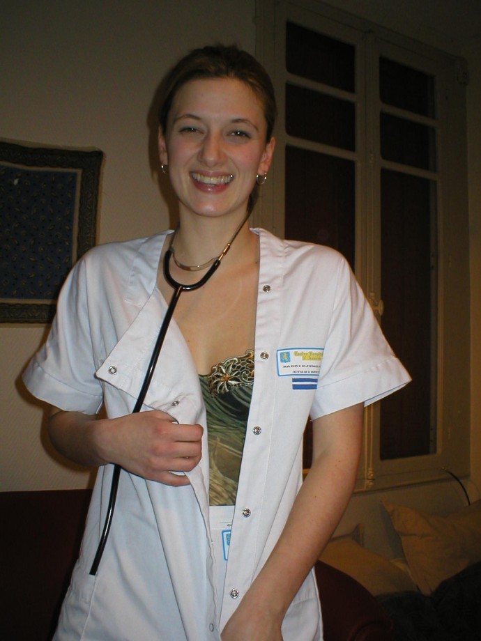 Brunette allein zu haus