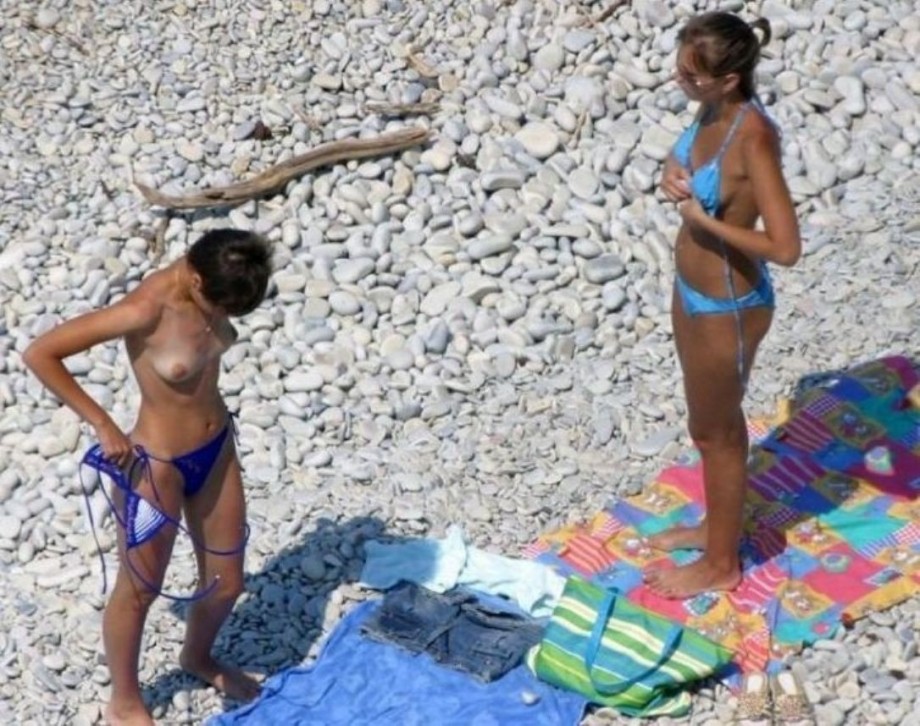 Beach voyeur - 56 - changing on the beach