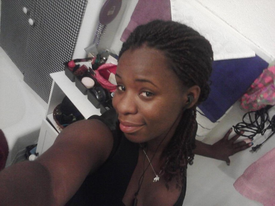 Ebony whore self-shooter