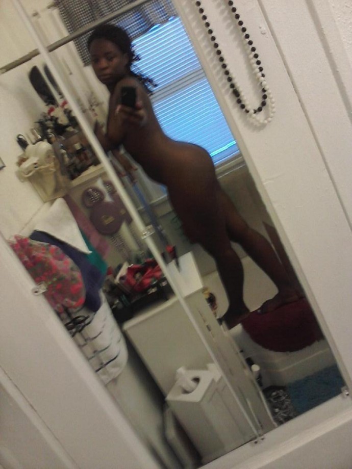 Ebony whore self-shooter