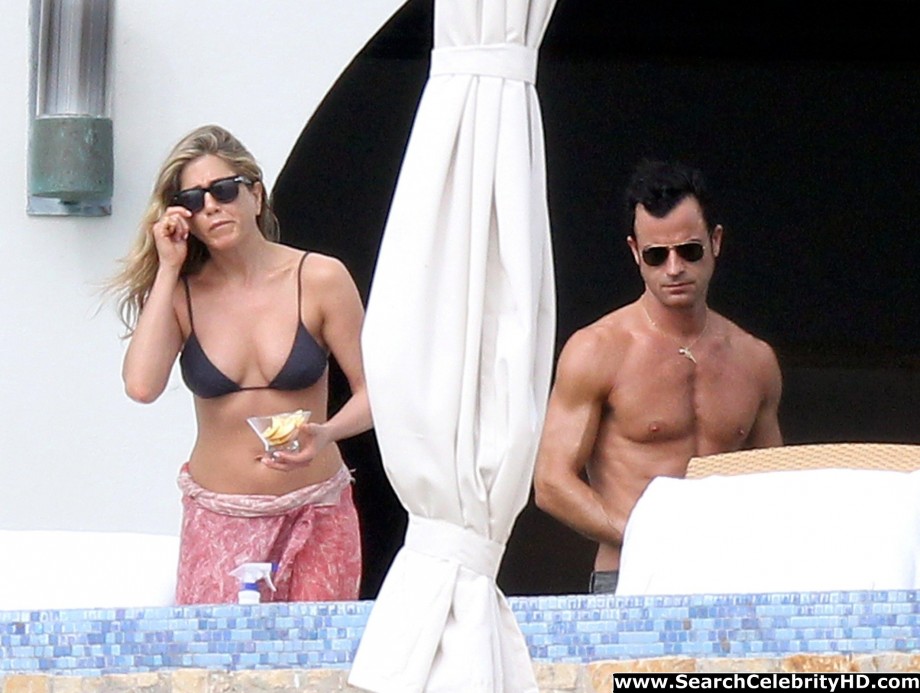 Jennifer aniston - bikini candids in los cabos - celebrity