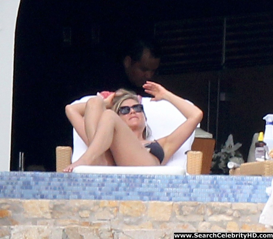 Jennifer aniston - bikini candids in los cabos - celebrity