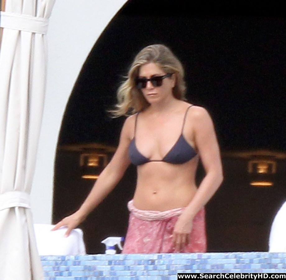 Jennifer aniston - bikini candids in los cabos - celebrity