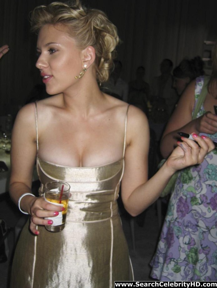 Scarlett johansson autograph cleavage - celebrity