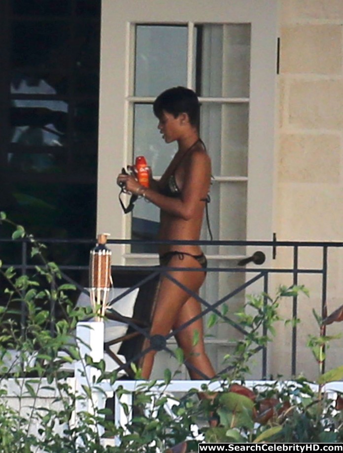 Rihanna naked ass and topless boobs candids through her balcony window - celebrity