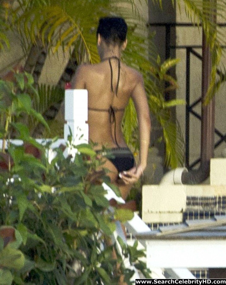 Rihanna naked ass and topless boobs candids through her balcony window - celebrity