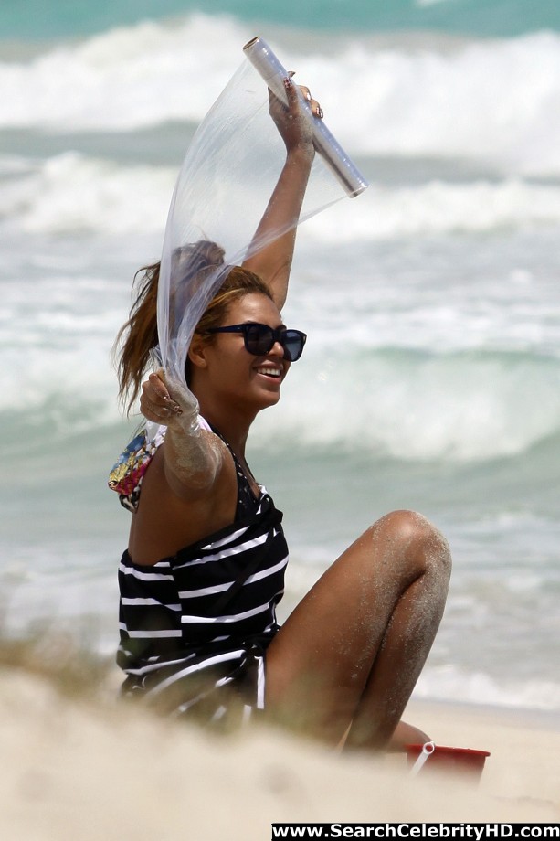 Beyonce - nipslip candids at the beach in hawaii - celebrity