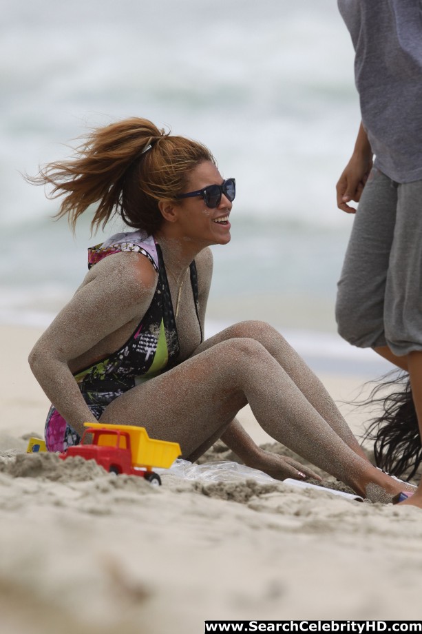 Beyonce - nipslip candids at the beach in hawaii - celebrity