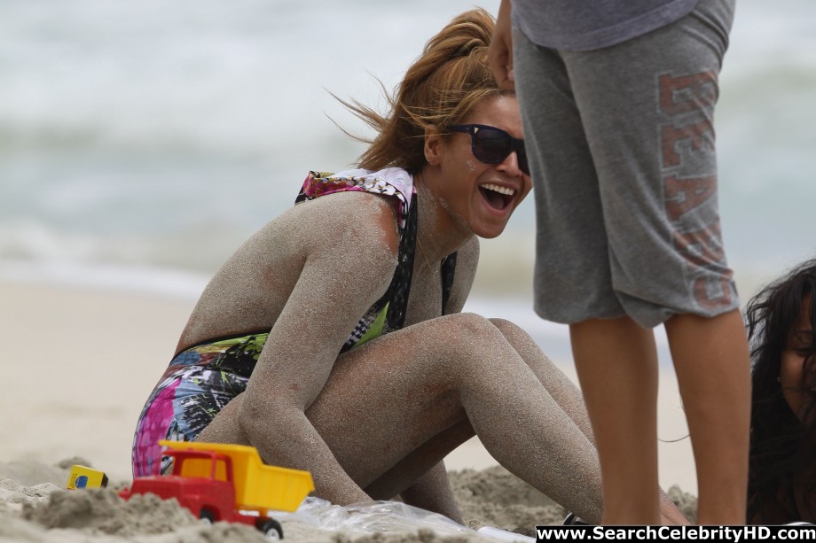Beyonce - nipslip candids at the beach in hawaii - celebrity