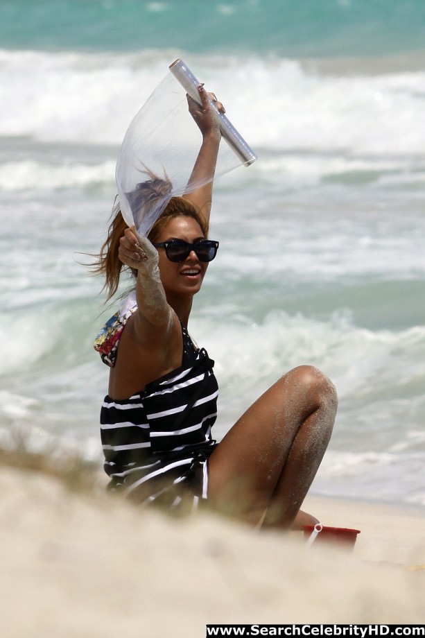 Beyonce - nipslip candids at the beach in hawaii - celebrity