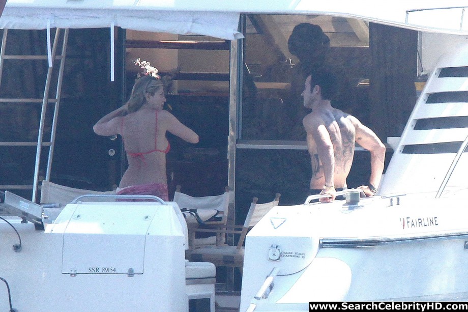 Jennifer aniston - bikini candids in capri - celebrity