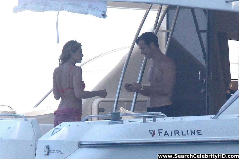 Jennifer aniston - bikini candids in capri - celebrity