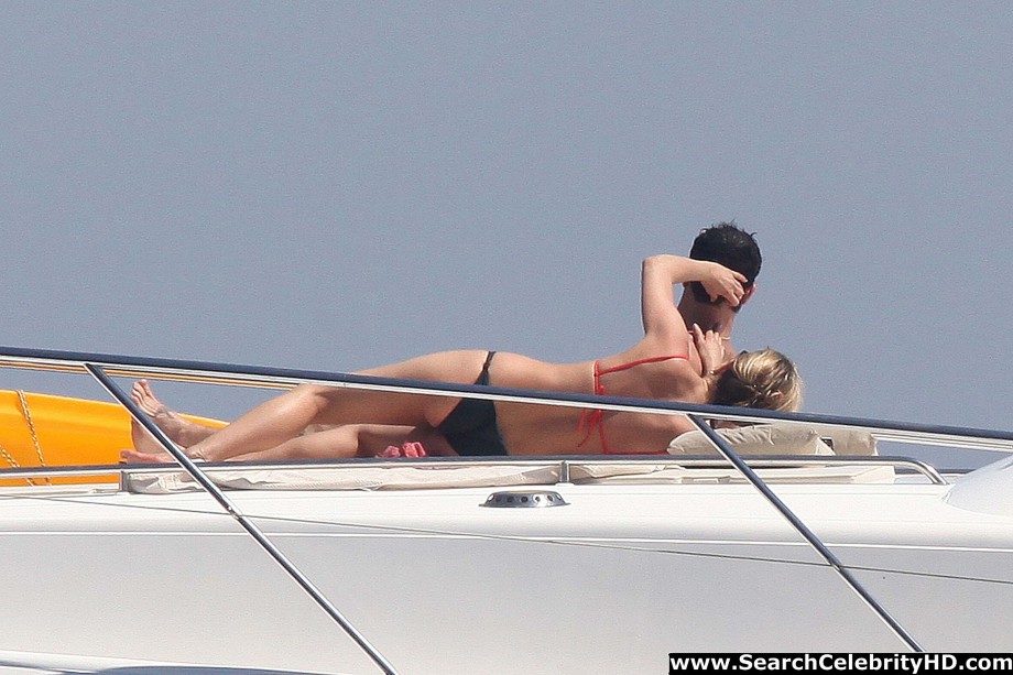 Jennifer aniston - bikini candids in capri - celebrity