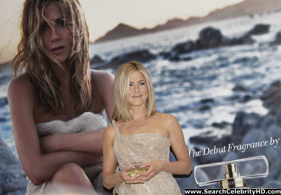 Jennifer aniston - fragrance photocall in mexico city - celebrity