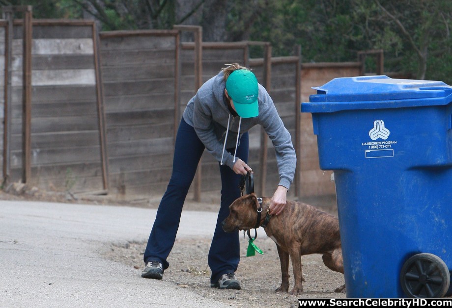 Jessica biel - ass candids at runyon canyon - celebrity