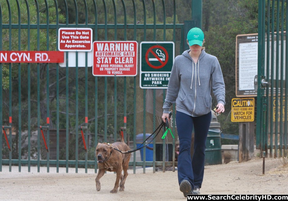 Jessica biel - ass candids at runyon canyon - celebrity