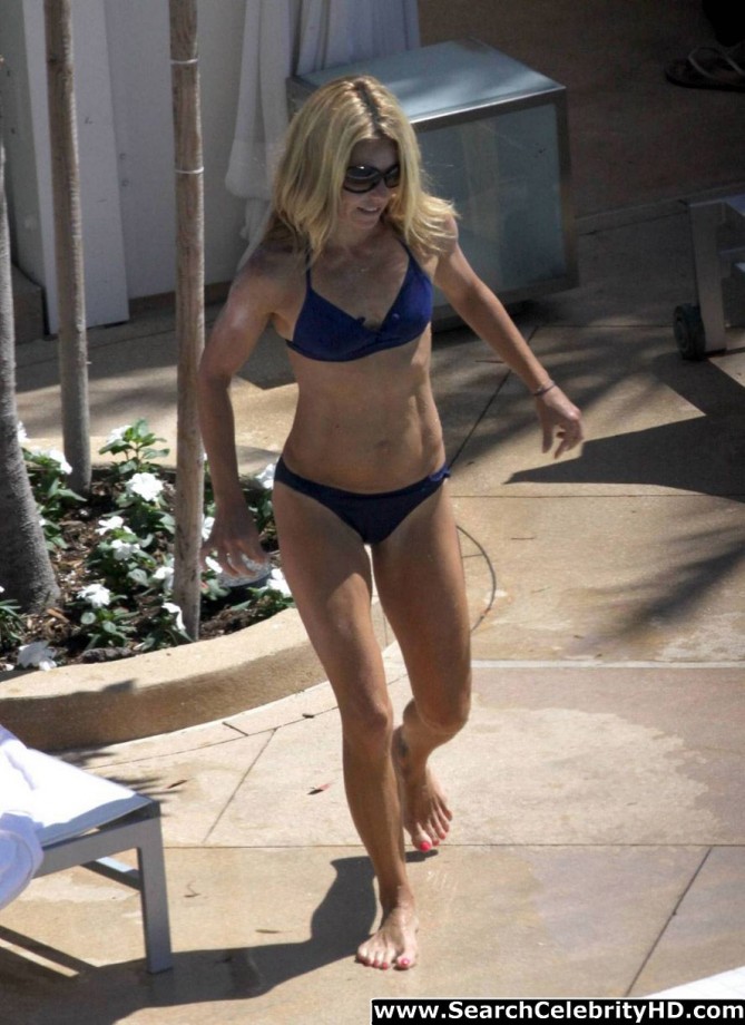 Kelly ripa is a hot bitch