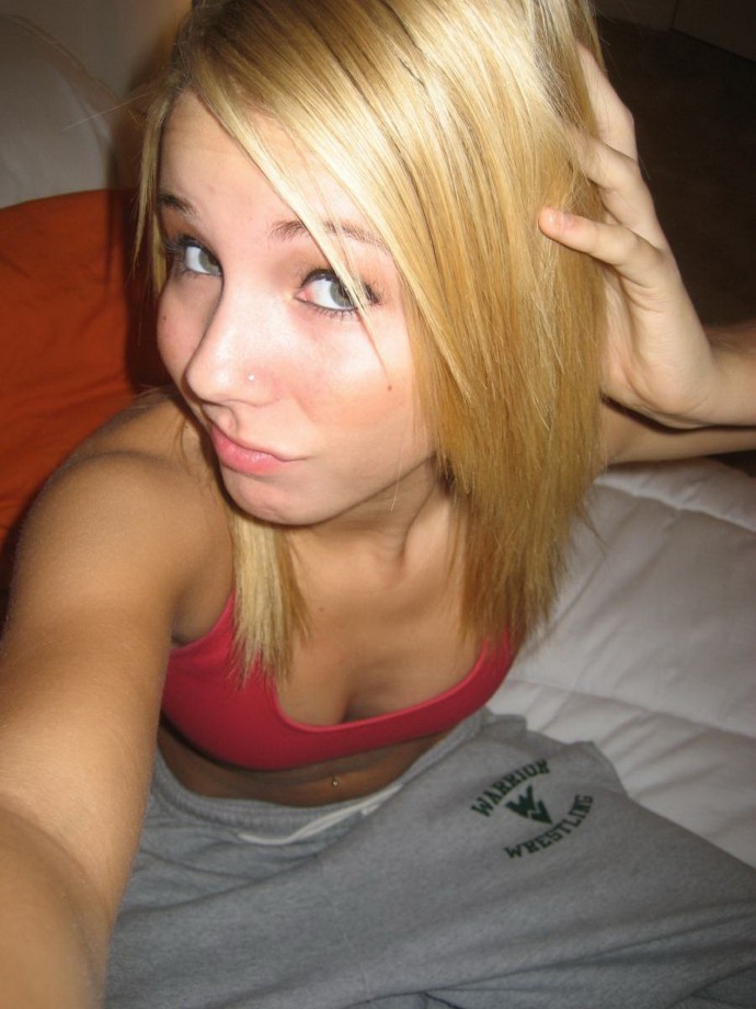 Selfpics - blonde in bad